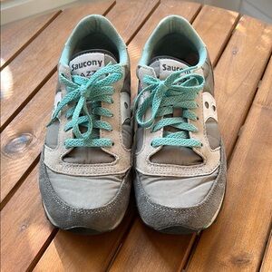 Saucony women’s Jazz Low Pro Gray and White with teal laces. Size 9